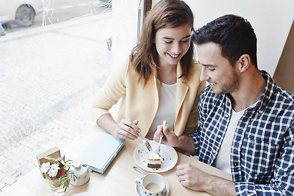 포토 JPG 서양인 외국인 커플 여자 남자 커피 커플라이프 데이트 탁자 휴식 실내 미소 앉기 상반신 20대 성인 두명 앞모습 컬러풀 케이크 카페 편안함 커피잔 즐거움 성인만 국내포토 라이프스타일 감정 음료 뷰포인트 컬러 가구 컨셉 관계 모션 디저트 잔 표정 사람 인종 청년 내부 상점 감각 파일형식