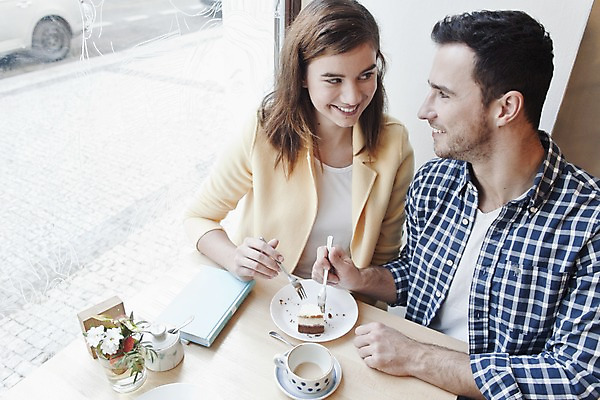 포토 JPG 서양인 외국인 커플 여자 남자 커피 커플라이프 데이트 탁자 휴식 실내 미소 앉기 상반신 20대 성인 두명 앞모습 컬러풀 마주보기 케이크 카페 편안함 커피잔 즐거움 성인만 국내포토 라이프스타일 감정 음료 뷰포인트 컬러 가구 컨셉 관계 모션 디저트 잔 표정 사람 인종 청년 내부 상점 감각 파일형식