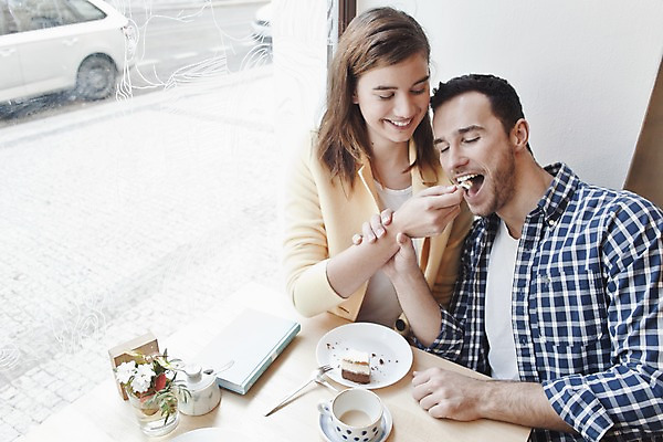 포토 JPG 서양인 외국인 커플 여자 남자 커피 커플라이프 데이트 탁자 휴식 실내 미소 앉기 상반신 20대 성인 두명 앞모습 컬러풀 케이크 카페 편안함 커피잔 먹여주기 즐거움 성인만 국내포토 라이프스타일 감정 음료 뷰포인트 컬러 가구 컨셉 관계 모션 디저트 잔 표정 사람 인종 청년 내부 상점 감각 먹기 파일형식