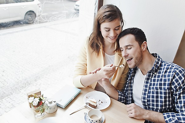 포토 JPG 서양인 외국인 커플 여자 남자 커피 커플라이프 데이트 장난 탁자 휴식 실내 미소 앉기 상반신 20대 성인 두명 앞모습 컬러풀 케이크 카페 편안함 커피잔 먹여주기 즐거움 성인만 국내포토 라이프스타일 감정 음료 뷰포인트 컬러 가구 컨셉 관계 모션 디저트 잔 표정 사람 인종 청년 내부 상점 감각 먹기 파일형식