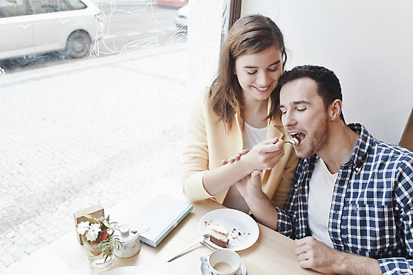 포토 JPG 서양인 외국인 커플 여자 남자 커피 커플라이프 데이트 탁자 휴식 실내 미소 앉기 상반신 20대 성인 두명 앞모습 컬러풀 케이크 카페 편안함 커피잔 먹여주기 즐거움 성인만 국내포토 라이프스타일 감정 음료 뷰포인트 컬러 가구 컨셉 관계 모션 디저트 잔 표정 사람 인종 청년 내부 상점 감각 먹기 파일형식