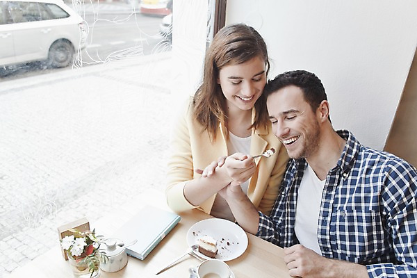 포토 JPG 서양인 외국인 커플 여자 남자 커피 커플라이프 데이트 탁자 휴식 실내 미소 앉기 상반신 20대 성인 두명 앞모습 컬러풀 케이크 카페 편안함 커피잔 먹여주기 즐거움 성인만 국내포토 라이프스타일 감정 음료 뷰포인트 컬러 가구 컨셉 관계 모션 디저트 잔 표정 사람 인종 청년 내부 상점 감각 먹기 파일형식
