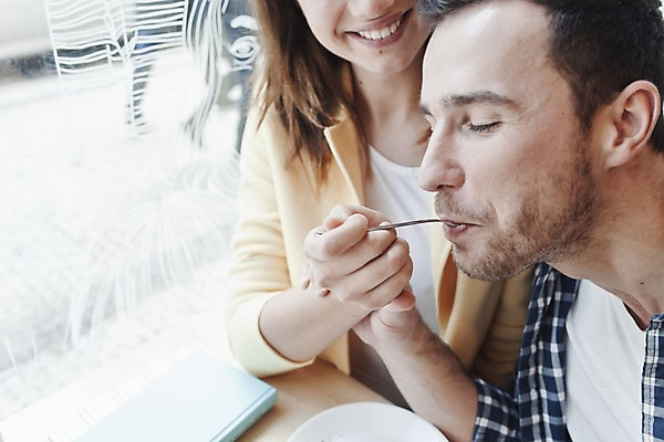 포토 JPG 서양인 외국인 커플 여자 남자 커피 커플라이프 데이트 탁자 휴식 실내 미소 앉기 근접촬영 상반신 20대 성인 두명 앞모습 옆모습 컬러풀 카페 편안함 커피잔 먹기 먹여주기 즐거움 성인만 국내포토 라이프스타일 감정 음료 뷰포인트 컬러 가구 컨셉 관계 모션 잔 표정 사람 인종 청년 내부 상점 감각 파일형식