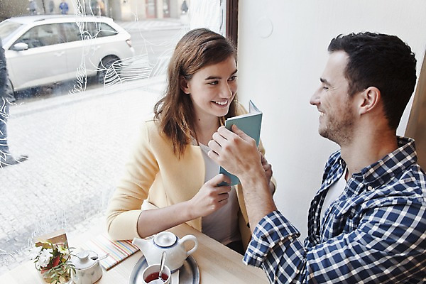 포토 JPG 서양인 외국인 커플 여자 남자 커플라이프 데이트 자동차 탁자 휴식 실내 미소 들기 앉기 상반신 20대 성인 두명 옆모습 책 컬러풀 마주보기 카페 편안함 즐거움 성인만 국내포토 라이프스타일 감정 육상교통 뷰포인트 컬러 가구 컨셉 관계 모션 표정 사람 인종 청년 내부 상점 감각 파일형식