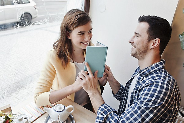 포토 JPG 서양인 외국인 커플 여자 남자 커플라이프 데이트 자동차 탁자 휴식 실내 미소 들기 앉기 상반신 20대 성인 두명 옆모습 책 컬러풀 마주보기 카페 편안함 즐거움 성인만 국내포토 라이프스타일 감정 육상교통 뷰포인트 컬러 가구 컨셉 관계 모션 표정 사람 인종 청년 내부 상점 감각 파일형식