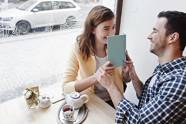 포토 JPG 서양인 외국인 커플 여자 남자 커플라이프 데이트 자동차 탁자 휴식 실내 미소 들기 앉기 상반신 20대 성인 두명 옆모습 책 컬러풀 마주보기 카페 편안함 즐거움 성인만 국내포토 라이프스타일 감정 육상교통 뷰포인트 컬러 가구 컨셉 관계 모션 표정 사람 인종 청년 내부 상점 감각 파일형식