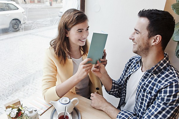 포토 JPG 서양인 외국인 커플 여자 남자 커플라이프 데이트 자동차 탁자 휴식 실내 미소 들기 앉기 상반신 20대 성인 두명 옆모습 책 컬러풀 마주보기 카페 편안함 즐거움 성인만 국내포토 라이프스타일 감정 육상교통 뷰포인트 컬러 가구 컨셉 관계 모션 표정 사람 인종 청년 내부 상점 감각 파일형식