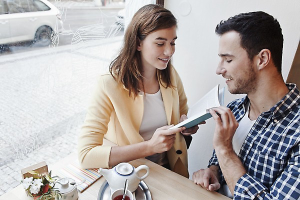 포토 JPG 서양인 외국인 커플 여자 남자 커플라이프 데이트 자동차 탁자 휴식 실내 미소 들기 앉기 상반신 20대 성인 두명 옆모습 책 컬러풀 마주보기 카페 편안함 즐거움 성인만 국내포토 라이프스타일 감정 육상교통 뷰포인트 컬러 가구 컨셉 관계 모션 표정 사람 인종 청년 내부 상점 감각 파일형식