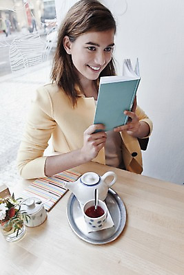 포토 JPG 서양인 외국인 우먼라이프 여자 자동차 탁자 휴식 실내 한명 미소 들기 앉기 상반신 20대 성인 앞모습 책 하이앵글 컬러풀 독서 카페 편안함 찻주전자 즐거움 성인여자한명만 국내포토 1 라이프스타일 감정 육상교통 뷰포인트 컬러 가구 컨셉 모션 주전자 표정 사람 인종 청년 내부 상점 감각 여자한명만 성인여자만 파일형식