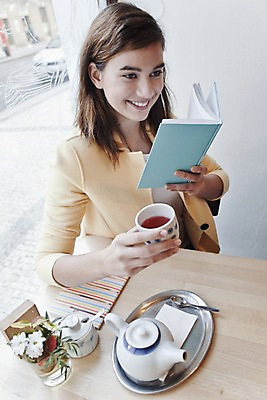 포토 JPG 서양인 외국인 우먼라이프 여자 자동차 탁자 휴식 실내 한명 미소 들기 앉기 상반신 20대 성인 앞모습 책 하이앵글 컬러풀 독서 카페 편안함 찻주전자 즐거움 성인여자한명만 국내포토 1 라이프스타일 감정 육상교통 뷰포인트 컬러 가구 컨셉 모션 주전자 표정 사람 인종 청년 내부 상점 감각 여자한명만 성인여자만 파일형식