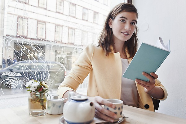 포토 JPG 서양인 외국인 우먼라이프 여자 자동차 탁자 휴식 실내 한명 미소 들기 앉기 상반신 20대 성인 앞모습 책 컬러풀 독서 카페 편안함 찻주전자 즐거움 성인여자한명만 국내포토 1 라이프스타일 감정 육상교통 뷰포인트 컬러 가구 컨셉 모션 주전자 표정 사람 인종 청년 내부 상점 감각 여자한명만 성인여자만 파일형식