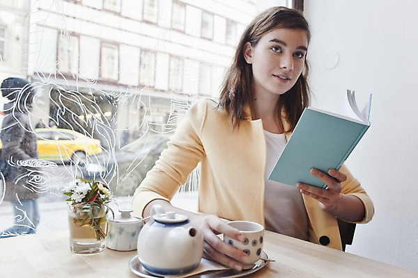 포토 JPG 서양인 외국인 우먼라이프 여자 자동차 탁자 휴식 실내 한명 미소 들기 앉기 상반신 20대 성인 앞모습 책 컬러풀 독서 카페 편안함 찻주전자 즐거움 성인여자한명만 국내포토 1 라이프스타일 감정 육상교통 뷰포인트 컬러 가구 컨셉 모션 주전자 표정 사람 인종 청년 내부 상점 감각 여자한명만 성인여자만 파일형식