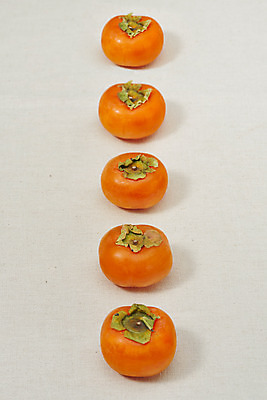 포토 JPG 스튜디오촬영 자연 실내 누끼 사람없음 농작물 여러개 가을 신선 달콤 오브젝트 유기농 일렬 비타민 홍시 베이지색배경 슈퍼푸드 국내포토 웰빙 계절 다수 백그라운드 농업 감 내부 맛 생태계 건강식품 베이지색 영양소 파일형식