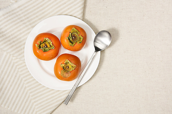 포토 JPG 스튜디오촬영 접시 자연 실내 누끼 사람없음 농작물 하이앵글 숟가락 식탁보 가을 신선 세개 달콤 오브젝트 유기농 비타민 홍시 베이지색배경 플랫레이 슈퍼푸드 국내포토 식기 웰빙 계절 뷰포인트 백그라운드 농업 수저 3 감 내부 플랫 맛 생태계 건강식품 베이지색 영양소 파일형식