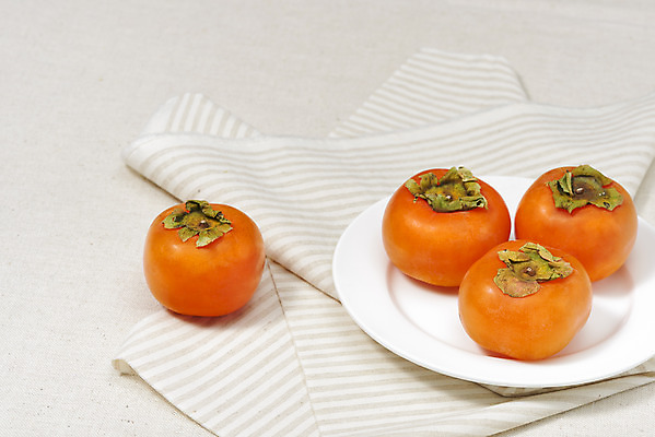 포토 JPG 스튜디오촬영 접시 자연 실내 누끼 사람없음 농작물 여러개 식탁보 가을 신선 달콤 오브젝트 유기농 비타민 홍시 베이지색배경 슈퍼푸드 국내포토 식기 웰빙 계절 다수 백그라운드 농업 감 내부 맛 생태계 건강식품 베이지색 영양소 파일형식