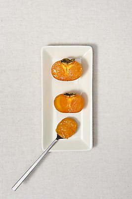 포토 JPG 스튜디오촬영 접시 자연 단면 실내 누끼 사람없음 농작물 숟가락 가을 신선 달콤 오브젝트 유기농 비타민 홍시 베이지색배경 슈퍼푸드 국내포토 식기 웰빙 계절 백그라운드 농업 수저 감 내부 맛 생태계 건강식품 베이지색 영양소 파일형식