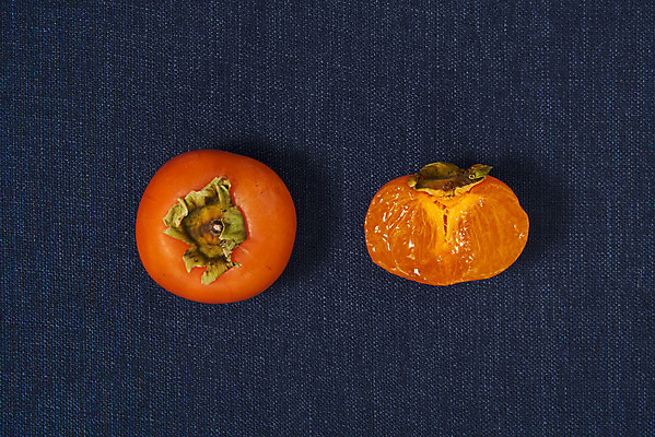 포토 JPG 스튜디오촬영 자연 단면 실내 누끼 사람없음 농작물 하이앵글 두개 가을 신선 달콤 오브젝트 유기농 비타민 홍시 플랫레이 슈퍼푸드 남색배경 국내포토 웰빙 계절 뷰포인트 백그라운드 2 농업 감 내부 플랫 맛 남색 생태계 건강식품 영양소 파일형식