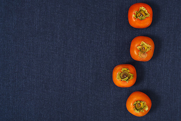 포토 JPG 스튜디오촬영 자연 실내 누끼 사람없음 농작물 하이앵글 여러개 가을 신선 달콤 오브젝트 유기농 비타민 홍시 플랫레이 슈퍼푸드 남색배경 국내포토 웰빙 계절 뷰포인트 다수 백그라운드 농업 감 내부 플랫 맛 남색 생태계 건강식품 영양소 파일형식