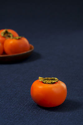 포토 JPG 스튜디오촬영 자연 실내 누끼 사람없음 아웃포커스 농작물 여러개 가을 신선 달콤 오브젝트 유기농 비타민 홍시 슈퍼푸드 남색배경 국내포토 웰빙 계절 다수 백그라운드 농업 촬영기법 감 내부 맛 남색 생태계 건강식품 영양소 파일형식