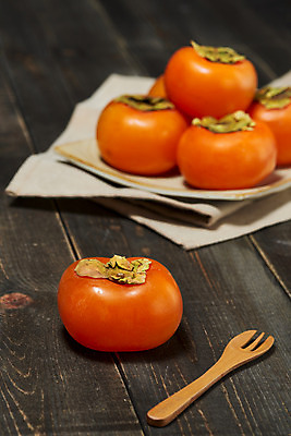 포토 JPG 스튜디오촬영 자연 실내 누끼 사람없음 아웃포커스 농작물 여러개 가을 신선 달콤 오브젝트 유기농 비타민 홍시 포크수저 슈퍼푸드 나무배경 국내포토 웰빙 계절 다수 백그라운드 농업 촬영기법 수저 감 내부 맛 생태계 건강식품 영양소 파일형식