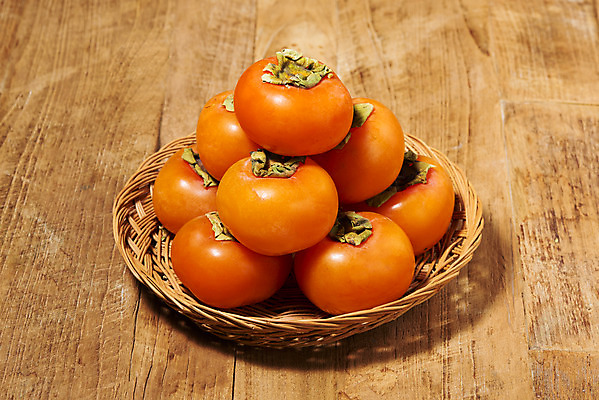 포토 JPG 스튜디오촬영 자연 실내 누끼 사람없음 농작물 쌓기 여러개 가을 신선 달콤 오브젝트 유기농 비타민 홍시 슈퍼푸드 라탄바구니 나무배경 국내포토 웰빙 계절 다수 백그라운드 농업 모션 감 내부 바구니 맛 생태계 건강식품 영양소 파일형식