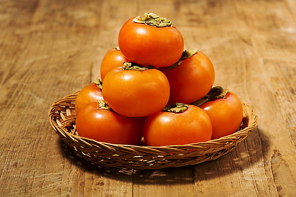 포토 JPG 스튜디오촬영 자연 실내 누끼 사람없음 농작물 쌓기 여러개 가을 신선 달콤 오브젝트 유기농 비타민 홍시 슈퍼푸드 라탄바구니 나무배경 국내포토 웰빙 계절 다수 백그라운드 농업 모션 감 내부 바구니 맛 생태계 건강식품 영양소 파일형식