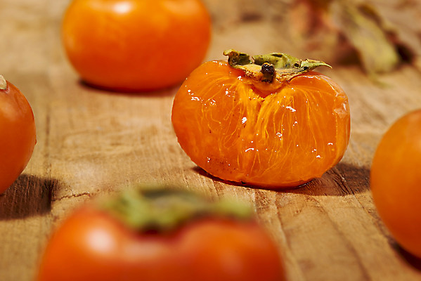 포토 JPG 스튜디오촬영 자연 단면 실내 누끼 근접촬영 사람없음 아웃포커스 농작물 가을 신선 달콤 오브젝트 유기농 비타민 홍시 슈퍼푸드 나무배경 국내포토 웰빙 계절 뷰포인트 백그라운드 농업 촬영기법 감 내부 맛 생태계 건강식품 영양소 파일형식