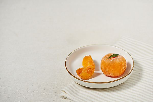 포토 JPG 스튜디오촬영 접시 조각 자연 실내 누끼 사람없음 농작물 식탁보 가을 신선 세개 달콤 오브젝트 유기농 비타민 홍시 슈퍼푸드 아이스홍시 국내포토 식기 웰빙 계절 농업 3 감 내부 맛 생태계 건강식품 영양소 파일형식 홍시_감