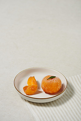 포토 JPG 스튜디오촬영 접시 조각 자연 실내 누끼 사람없음 농작물 식탁보 가을 신선 세개 달콤 오브젝트 유기농 비타민 홍시 슈퍼푸드 아이스홍시 국내포토 식기 웰빙 계절 농업 3 감 내부 맛 생태계 건강식품 영양소 파일형식 홍시_감