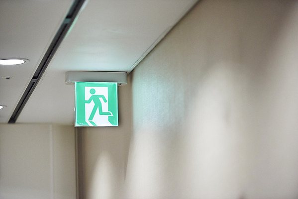포토 JPG 실내 사람없음 픽토그램 긴급 표지판 복도 탈출 비상계단 비상구 비상탈출 국내포토 컨셉 알림판 내부 계단 파일형식