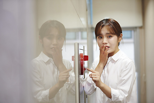 포토 JPG 여자 대학생 실내 한명 상반신 성인 앞모습 놀람 한국인 긴급 소화전 비상구 불조심 비상탈출 성인여자한명만 소방비상벨 국내포토 1 학생 감정 뷰포인트 표정 안전 사람 동양인 내부 안전장비 소방 여자한명만 성인여자만 파일형식