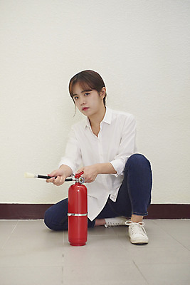 포토 JPG 전신 여자 대학생 실내 한명 앉기 성인 앞모습 한국인 긴급 잡기 소화기 분사 비상구 불조심 비상탈출 성인여자한명만 국내포토 1 학생 뷰포인트 모션 사람 동양인 내부 안전장비 소방 여자한명만 성인여자만 파일형식