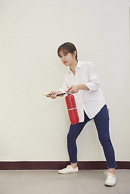 포토 JPG 전신 여자 대학생 실내 한명 들기 성인 옆모습 한국인 긴급 소화기 분사 비상구 불조심 비상탈출 성인여자한명만 국내포토 1 학생 뷰포인트 모션 사람 동양인 내부 안전장비 소방 여자한명만 성인여자만 파일형식
