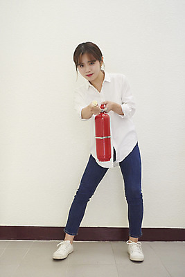 포토 JPG 전신 여자 대학생 실내 한명 들기 성인 앞모습 한국인 긴급 소화기 분사 비상구 불조심 비상탈출 성인여자한명만 국내포토 1 학생 뷰포인트 모션 사람 동양인 내부 안전장비 소방 여자한명만 성인여자만 파일형식