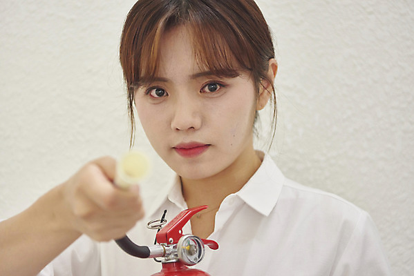 포토 JPG 응시 여자 대학생 실내 한명 들기 상반신 성인 앞모습 한국인 긴급 소화기 비상구 불조심 비상탈출 성인여자한명만 국내포토 1 학생 시선 뷰포인트 모션 사람 동양인 내부 안전장비 소방 여자한명만 성인여자만 파일형식