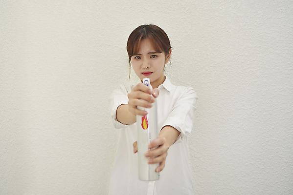 포토 JPG 여자 대학생 실내 한명 들기 상반신 성인 앞모습 한국인 긴급 소화기 분사 비상구 불조심 비상탈출 성인여자한명만 국내포토 1 학생 뷰포인트 모션 사람 동양인 내부 안전장비 소방 여자한명만 성인여자만 파일형식