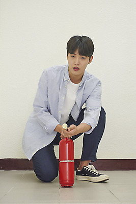 포토 JPG 전신 남자 실내 한명 들기 앉기 성인 앞모습 한국인 긴급 조준 소화기 비상구 비상탈출 성인남자한명만 국내포토 1 뷰포인트 모션 사람 동양인 내부 안전장비 소방 남자한명만 성인남자만 파일형식