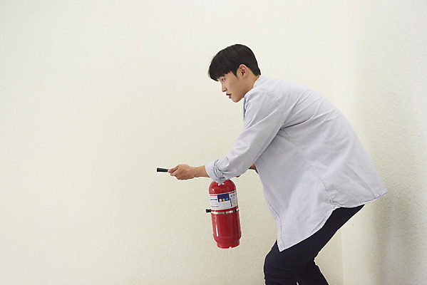 포토 JPG 남자 실내 한명 서기 들기 상반신 성인 옆모습 한국인 긴급 조준 소화기 비상구 비상탈출 성인남자한명만 국내포토 1 뷰포인트 모션 사람 동양인 내부 안전장비 소방 남자한명만 성인남자만 파일형식