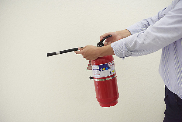 포토 JPG 남자 실내 한명 서기 들기 성인 옆모습 한국인 긴급 조준 소화기 비상구 비상탈출 성인남자한명만 국내포토 1 뷰포인트 모션 사람 동양인 내부 안전장비 소방 남자한명만 성인남자만 파일형식