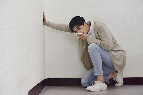 포토 JPG 전신 남자 실내 한명 앉기 성인 옆모습 한국인 긴급 수비 손수건 비상계단 비상구 대피 비상탈출 성인남자한명만 국내포토 1 뷰포인트 모션 사람 동양인 내부 계단 남자한명만 성인남자만 파일형식