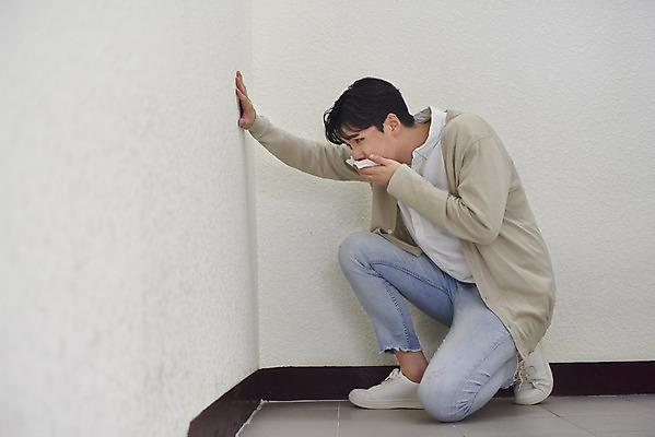 포토 JPG 전신 남자 실내 한명 앉기 성인 옆모습 한국인 긴급 수비 손수건 비상계단 비상구 대피 비상탈출 성인남자한명만 국내포토 1 뷰포인트 모션 사람 동양인 내부 계단 남자한명만 성인남자만 파일형식