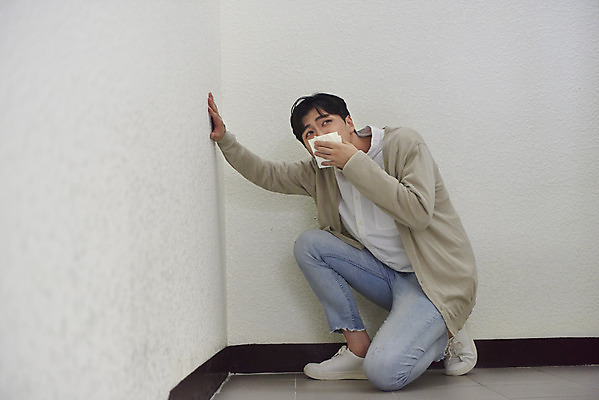 포토 JPG 전신 남자 실내 한명 앉기 성인 옆모습 한국인 긴급 수비 손수건 비상계단 비상구 대피 비상탈출 성인남자한명만 국내포토 1 뷰포인트 모션 사람 동양인 내부 계단 남자한명만 성인남자만 파일형식