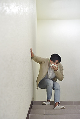 포토 JPG 남자 실내 한명 앉기 성인 앞모습 계단 한국인 긴급 수비 손수건 비상계단 비상구 대피 비상탈출 성인남자한명만 국내포토 1 뷰포인트 모션 사람 동양인 내부 남자한명만 성인남자만 파일형식