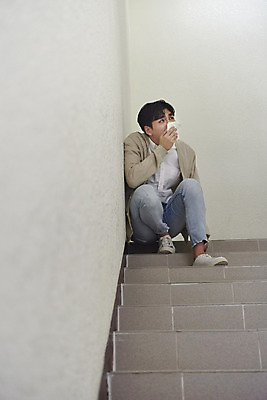 포토 JPG 남자 실내 한명 앉기 성인 앞모습 계단 한국인 긴급 수비 손수건 비상계단 비상구 대피 비상탈출 성인남자한명만 국내포토 1 뷰포인트 모션 사람 동양인 내부 남자한명만 성인남자만 파일형식