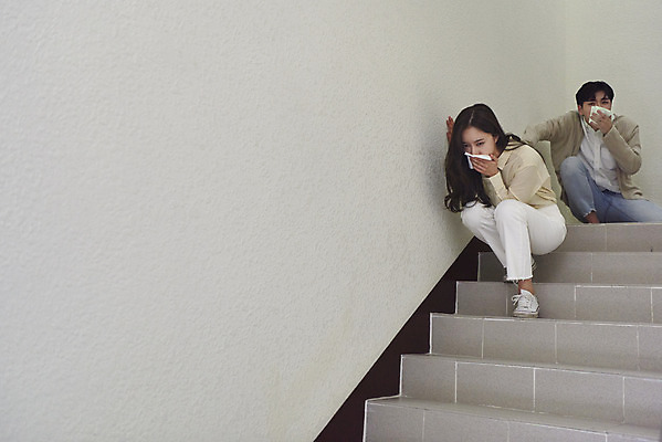 포토 JPG 전신 여자 남자 실내 앉기 성인 두명 앞모습 옆모습 한국인 긴급 수비 손수건 비상계단 비상구 대피 비상탈출 성인만 국내포토 뷰포인트 모션 사람 동양인 내부 계단 파일형식