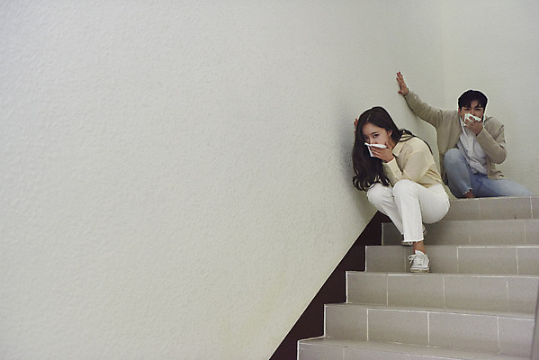 포토 JPG 전신 여자 남자 실내 앉기 성인 두명 앞모습 한국인 긴급 수비 손수건 비상계단 비상구 대피 비상탈출 성인만 국내포토 뷰포인트 모션 사람 동양인 내부 계단 파일형식