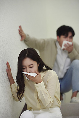 포토 JPG 전신 여자 남자 실내 앉기 상반신 성인 두명 앞모습 아웃포커스 한국인 긴급 수비 손수건 비상계단 비상구 대피 비상탈출 성인만 국내포토 뷰포인트 모션 촬영기법 사람 동양인 내부 계단 파일형식