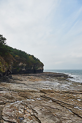 포토 JPG 주간 구름 바다 하늘 풍경 사람없음 야외 관광지 가을 바위 명승지 변산반도 부안 해식절벽 국내포토 자연요소 계절 여행 절벽 돌_바위 전라북도 파일형식