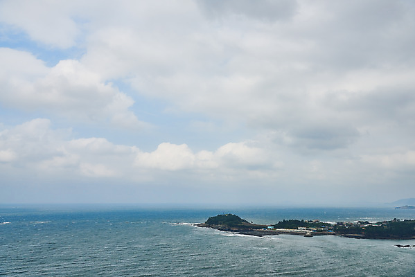 포토 JPG 주간 구름 바다 하늘 풍경 사람없음 야외 관광지 가을 명승지 변산반도 부안 닭이봉 국내포토 자연요소 계절 여행 전라북도 파일형식