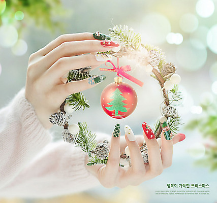 PSD 편집이미지 손 크리스마스 겨울 한명 신체부위 장식볼 양손 네일아트 보케 카피스페이스 크리스마스리스 이미지편집 1 계절 기념일 사람 장식 뷰티 화환 공백 파일형식